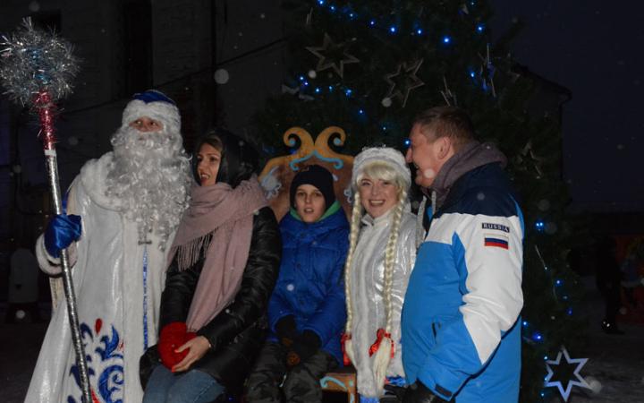 Фото с дедом Морозом и Снегурочкой.