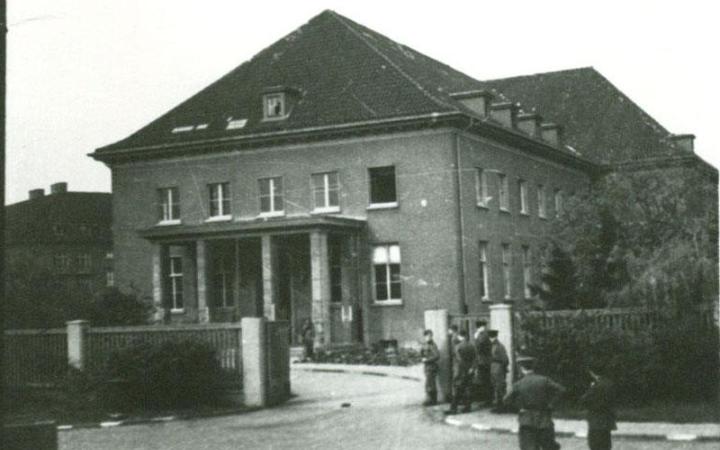 Дом в Карлсхорсте (пригород Берлина), где был подписан акт о безоговорочной капитуляции фашистской Германии. Здание бывшего военно-инженерного училища. 1945 год.